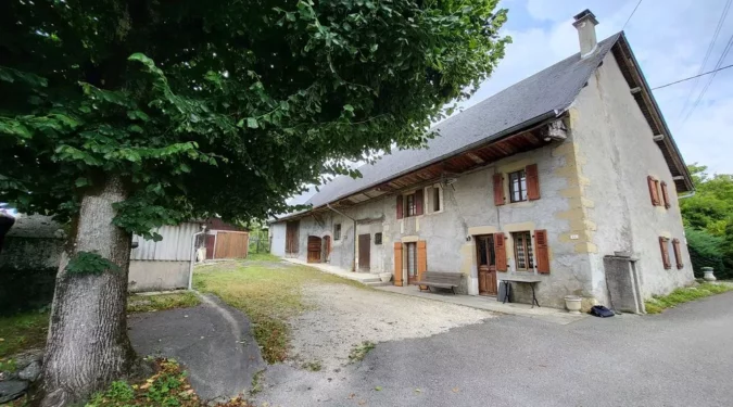 Ferme à rénover à Sales