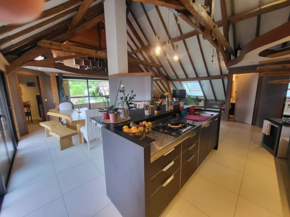 Loft design de 6 pièces à Montagny-les-Lanches cuisine équipée